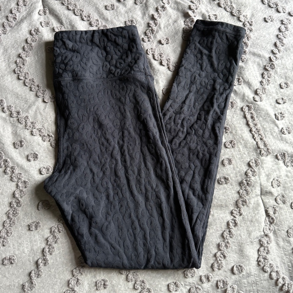 Mono B Black Textured Leggings in Leopard Pattern Size M